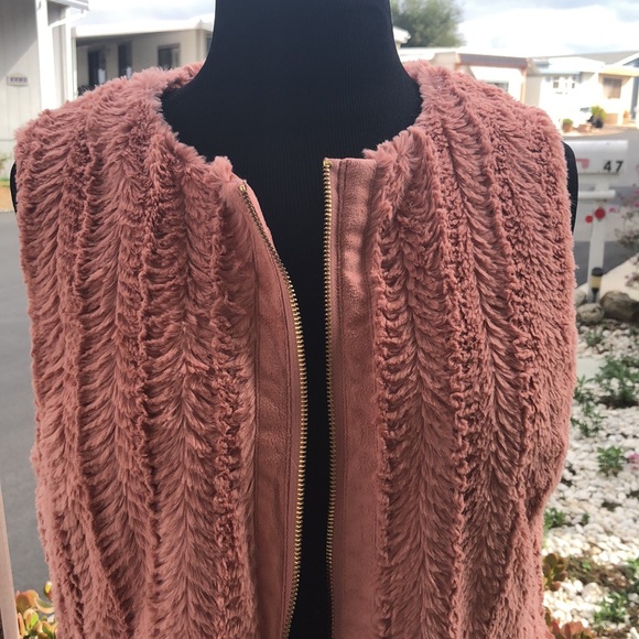 NWT Marc New York “Andrew Marc” Fluffy Soft Vest size Small - Picture 14 of 17